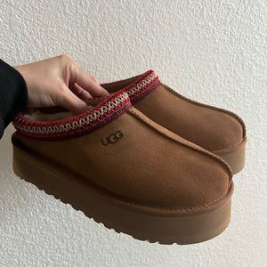 New in Box Ugg Platform Tazz Shoes  size 6
